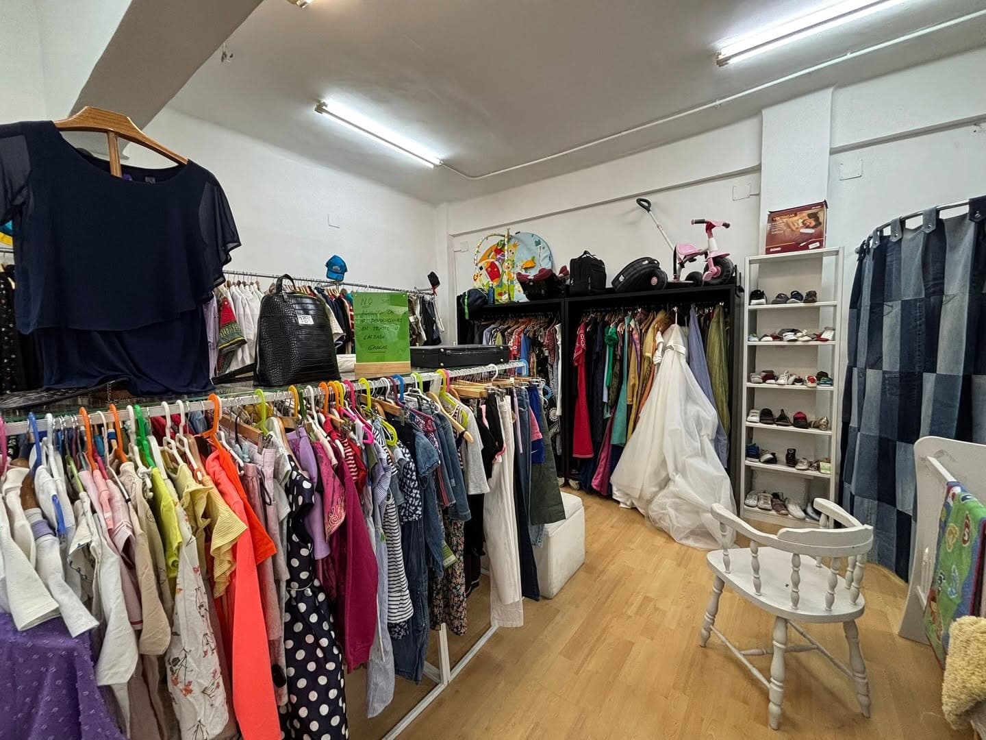 Interior de una tienda de ropa de segunda mano del barrio de Villaverde